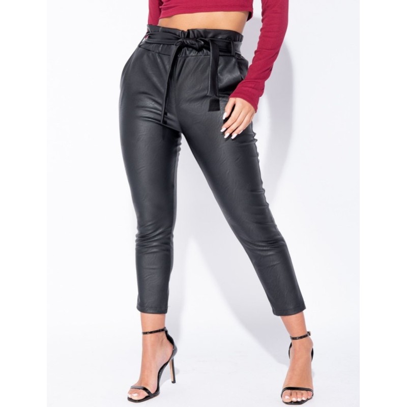 Paper bag : comment porter le pantalon le plus tendance de l'hiver ?